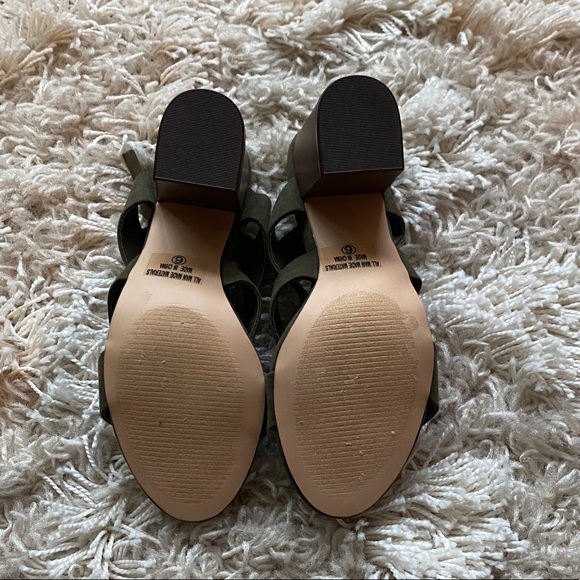 NWOT- Forest Green Block Heeled Heels - Picture 4 of 4